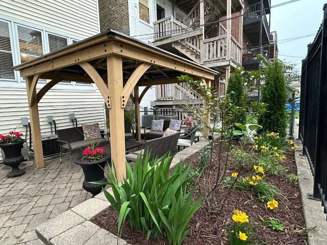 Wrigleyville Updated Condo with Free Parking gallery image 2