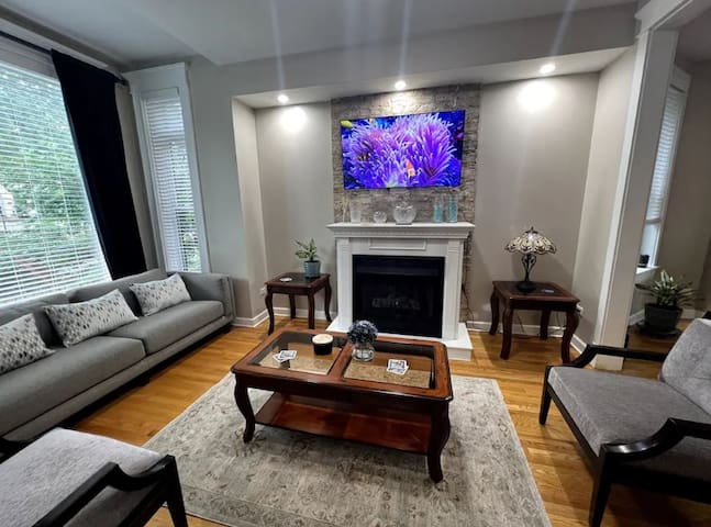 Wrigleyville Updated Condo with Free Parking
