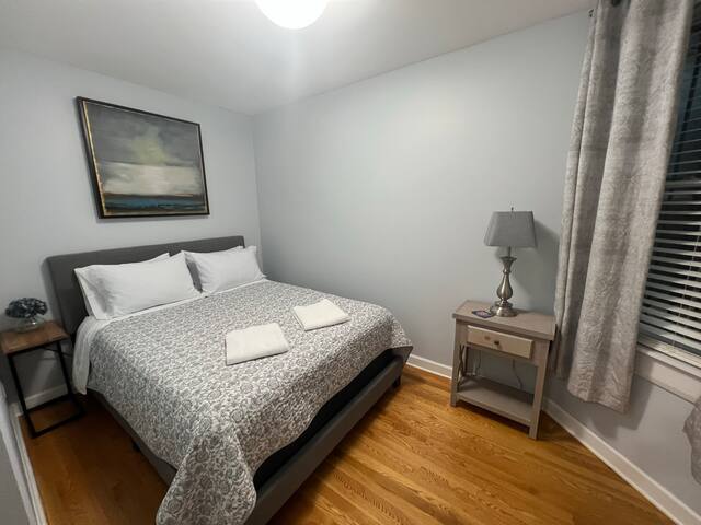 Wrigleyville Updated Condo with Free Parking gallery image 5