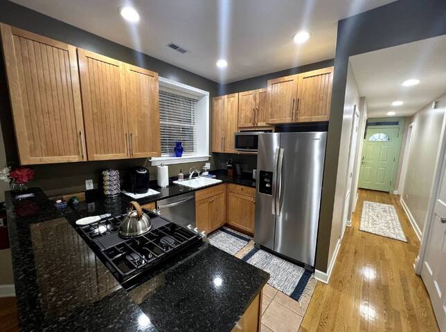Wrigleyville Updated Condo with Free Parking gallery image 4