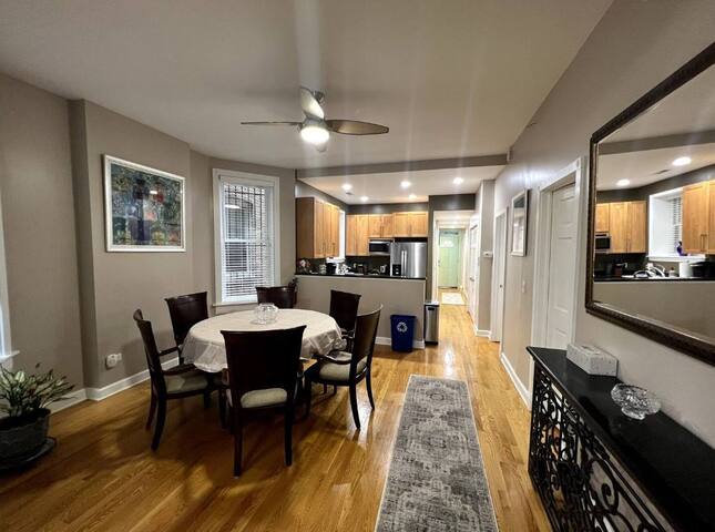 Wrigleyville Updated Condo with Free Parking gallery image 3