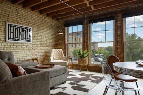Luxury Downtown Condo—The Stella and Wrigley Condos
