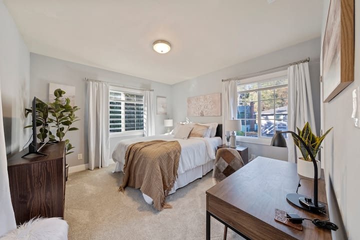 Sunčana stražnja spavaća soba - bračni krevet (160x200), pametni TV od 43 inča, radni stol  i zavjese za zamračivanje