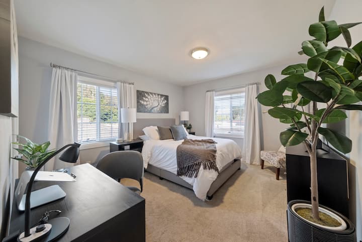 Prednja spavaća soba s pametnim televizorom od 43 inča, radnim stolom i mnogo prirodnog svjetla 