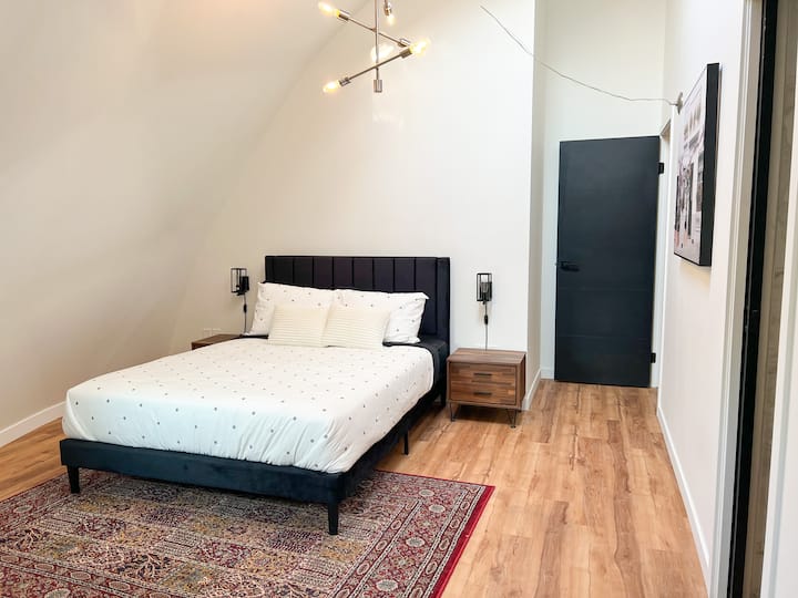 dormitorio principal con cama tamaño queen, baño privado y vestidor.