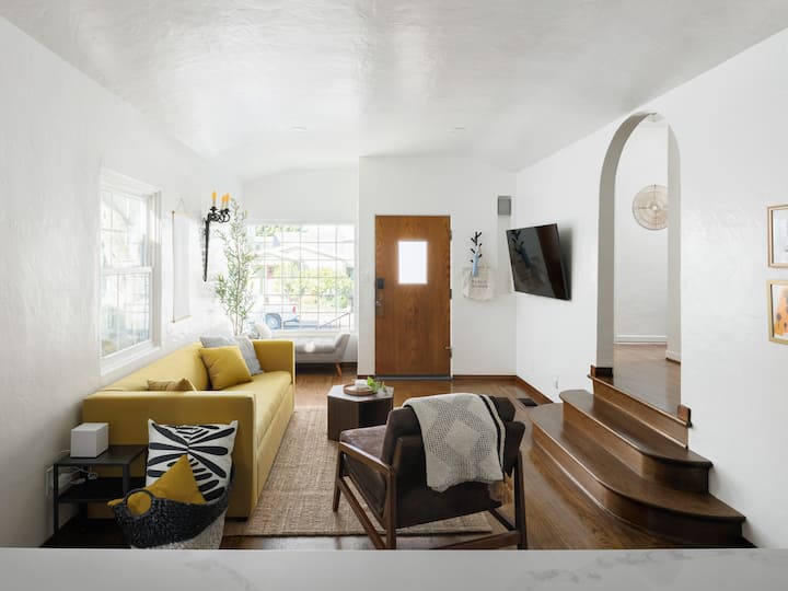 Sebule ni airy na wazi kwa jikoni. 55 inch smart tv na Netflix usajili, kufurahia mtazamo nje ya kiti cha dirisha au kupumzika kwenye kitanda kwamba folds nje ya kitanda malkia ukubwa na godoro kumbukumbu povu.
Imetolewa kwa ajili ya ununuzi wa eneo husika