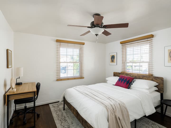 Hiki ni chumba cha kulala cha malkia, kilichokamilika na dawati, kabati na rafu ya mizigo. 