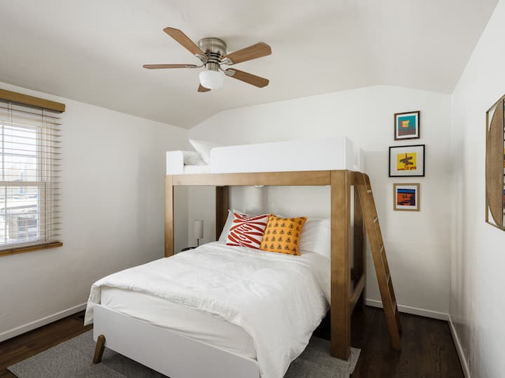 Hiki ni chumba chetu cha ghorofa. Kitanda kimoja kikubwa na pacha juu. Sehemu ya kabati na sehemu ya kuweka mizigo inapatikana pia katika chumba hicho.