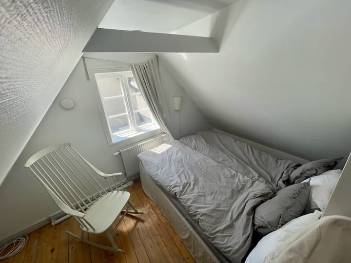 Cama de matrimonio de 160 cm en la casa principal.