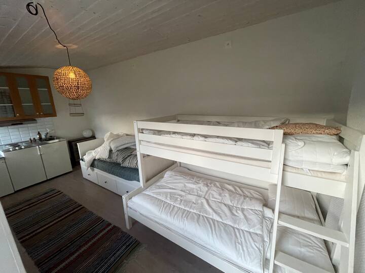 La casa de huéspedes tiene capacidad para 5 personas cómodamente, la cama doble es de 120 cm en la parte inferior, 90 cm en la parte superior, y el sofá cama se convierte en una cama doble de 160 cm cuando se extiende. No hay inodoro, pero hay lavabo.