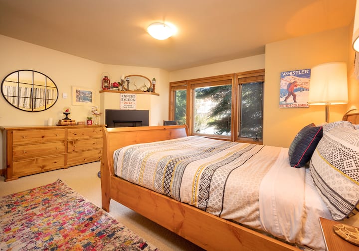 1 საძინებელში არის სრულიად ახალი ბუხარი და 152 × 203 სმ ზომის საწოლი. Ამ ოთახში დიდი ფანჯრებია წინა ბაღში, რაც დიდ კონფიდენციალურობას ქმნის.