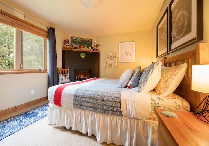 3 საძინებელში არის ახალი ბუხარი, რომლის დაყენებაც შესაძლებელია როგორც 1 კინგი, ისე 2 ტყუპი. Ამ ოთახში თავმოყრილია ნაკრძალი და ჩვენი პროფესიონალური ლანდშაფტის ბაღი. 