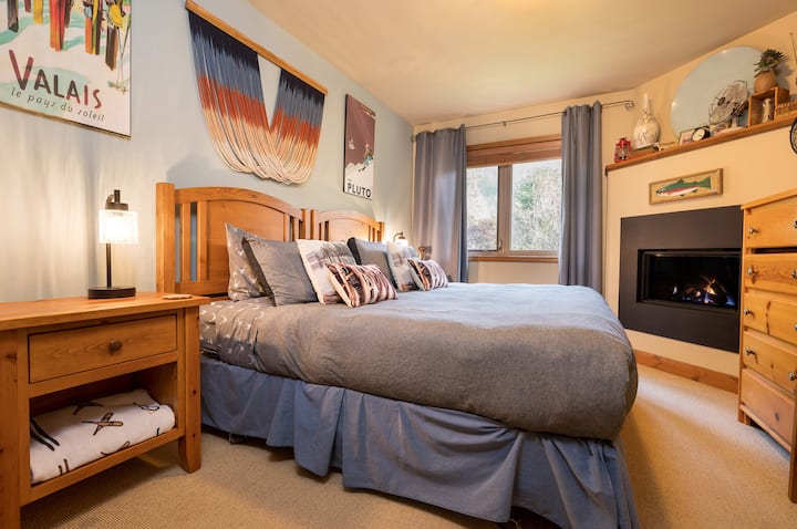 4-საძინებლიანი, სრულიად ახალი ბუხრით, შეგიძლიათ დააყენოთ 2 ტყუპი ან 1 საწოლი 193 × 203 სმ. Ამ ოთახს აქვს სრულიად ახალი ბუხარი და გადაჰყურებს ნაკრძალსა და ჩვენს პროფესიონალურად გამწვანებულ ბაღს. 