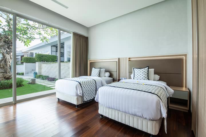 Chambre à deux lits avec vue sur la piscine