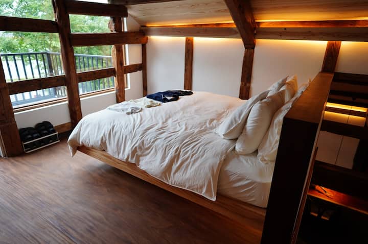 King size bed with a panoramic view of Aso Wudake