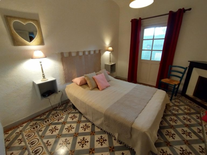 La primera habitación, que ha conservado todo el encanto de las casas antiguas de Ardèche con su suelo de baldosas de cemento y su techo de bueyes. Está equipada con una cama doble grande y da a un pequeño balcón protegido.

