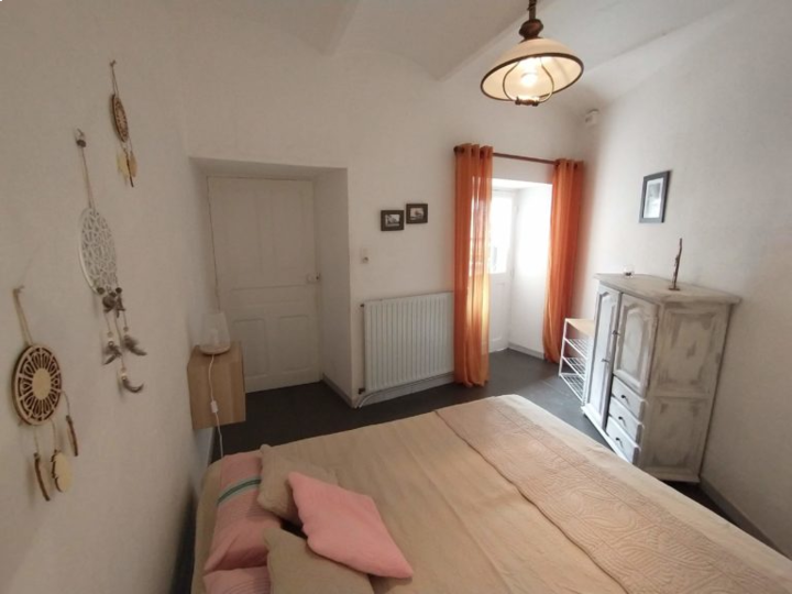 El segundo dormitorio, cómodo y con dos camas individuales (90). Esta habitación da directamente a la terraza y a la cocina.