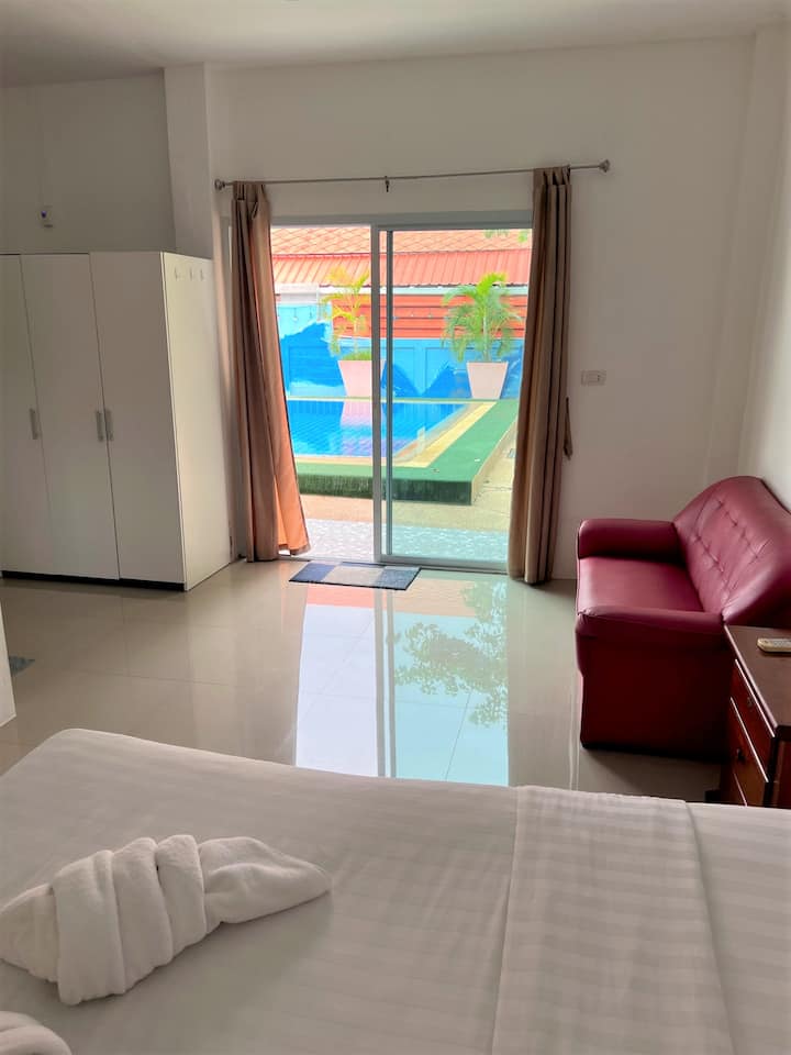 Спалня с изглед към басейна - 4 - та спалня