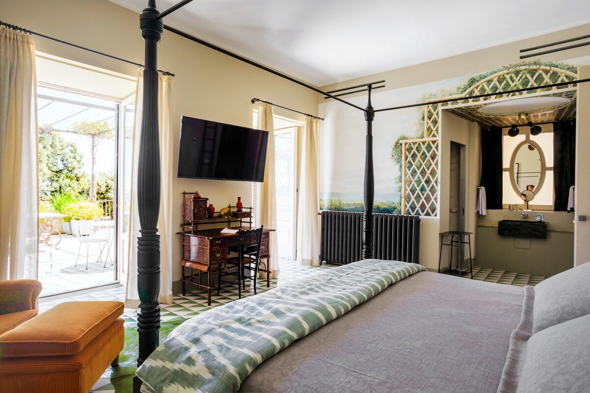 Dormitorio con baño privado y acceso a la terraza privada.