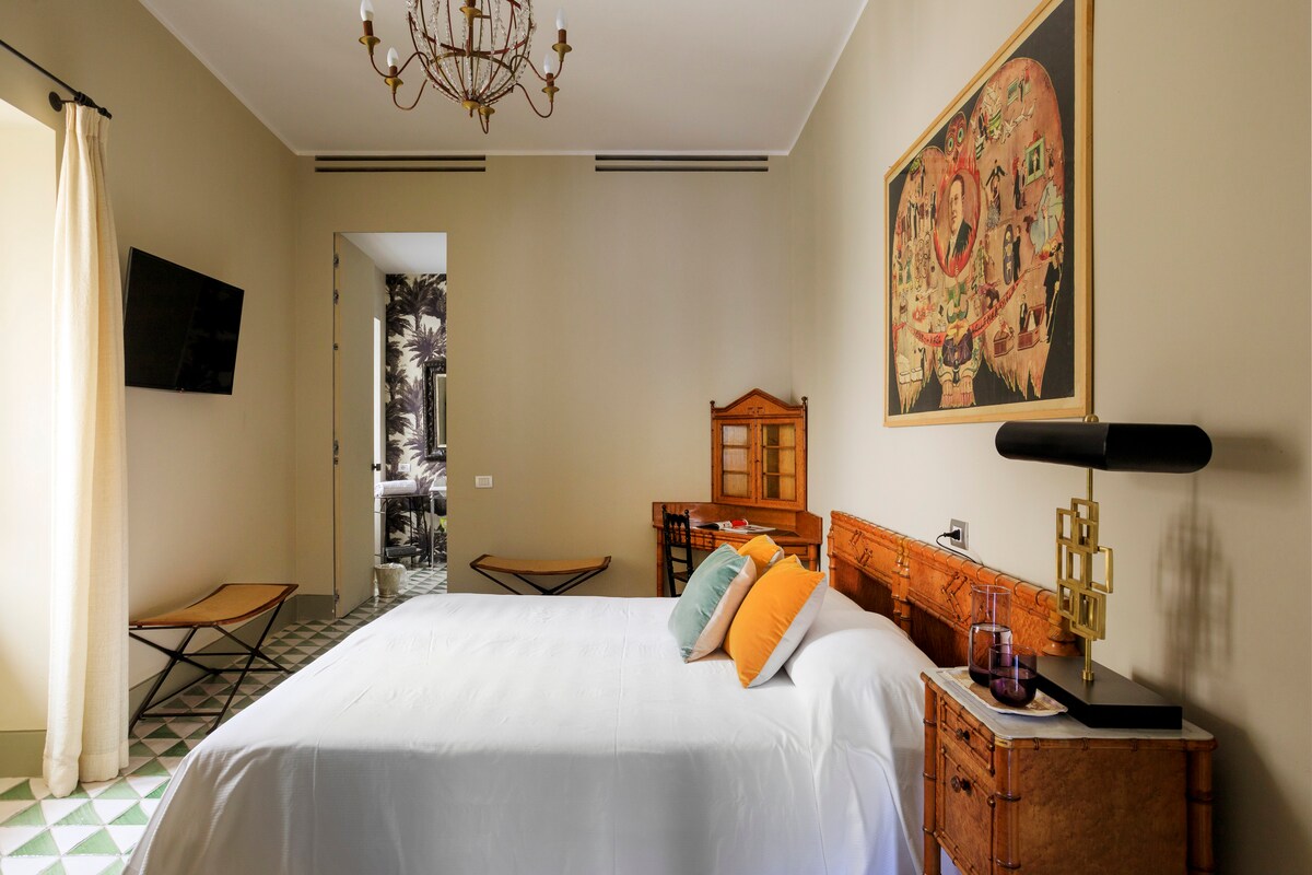 Habitación doble o con dos camas individuales con baño en suite con vistas a un pozo de luz interno, compartido con el edificio adyacente. 