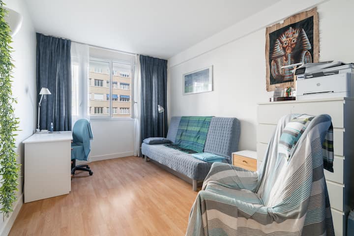 Спалня 2 - пейка за щракване за двама души 
Конвертируем диван