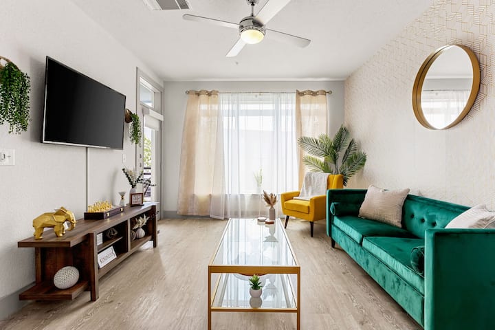 Riverwalk Nearby | King Bed | Downtown Stay - San Antonio, TX