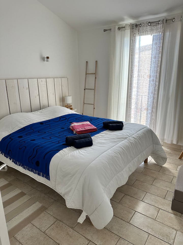 chambre点燃的加大双人床尺寸 
18平方米带衣柜的房间 