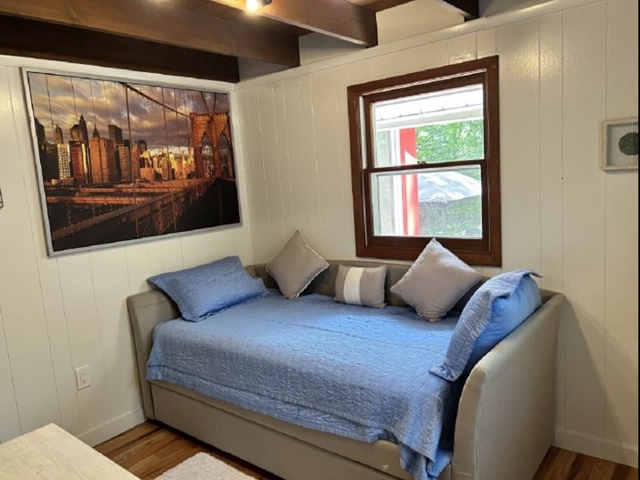 Spavaća soba 3 ima krevet na razvlačenje i može primiti dvije osobe ako je potrebno. U sobi se nalaze i komoda i ormar.