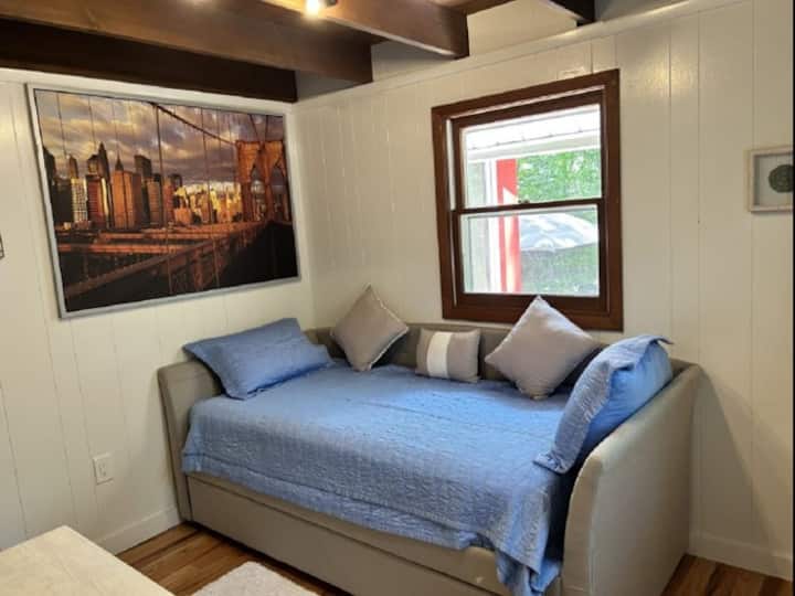Soveværelse 3 har en udtræksseng og kan sove 2 personer, hvis det er nødvendigt. Værelset har også en kommode og et skab.