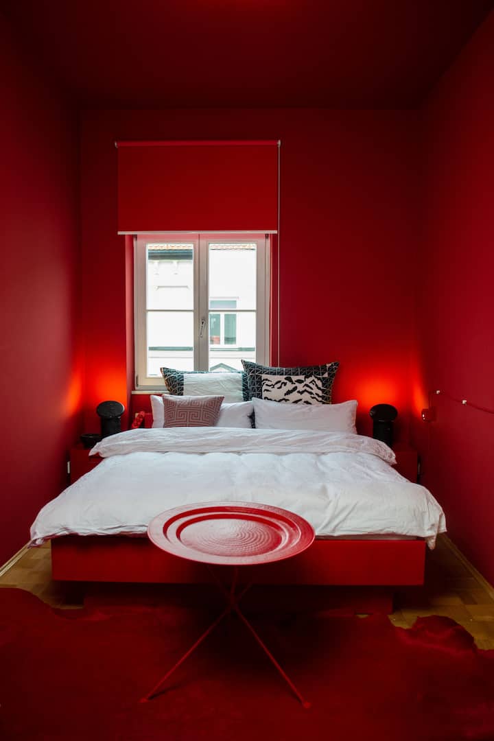 Abgehend vom Entreé befindet sich der MasterBedRoom mit einem gemütlichen Doppelbett...