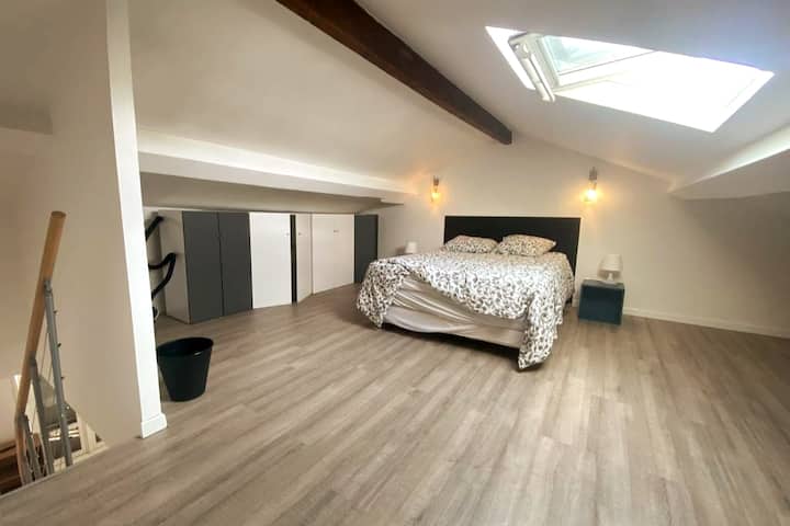 双人床双人床140X200厘米。提供储物柜