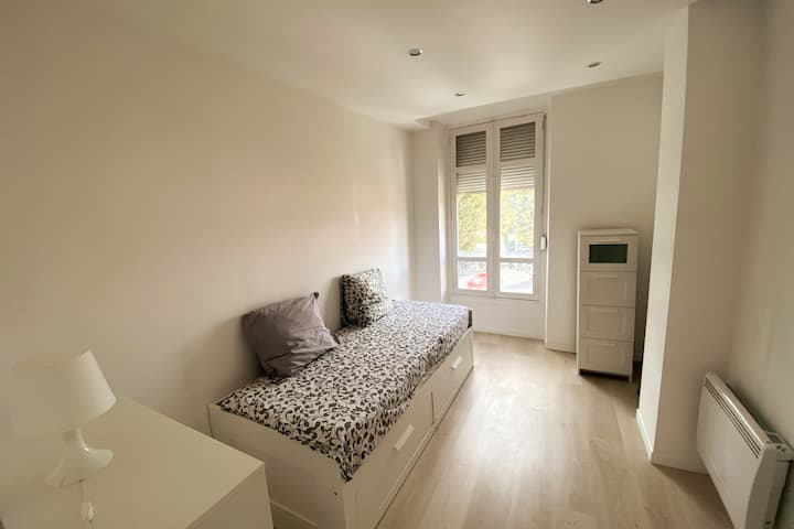 卧室配有单人床，可转换成140x200厘米的双人床。

可寄存。