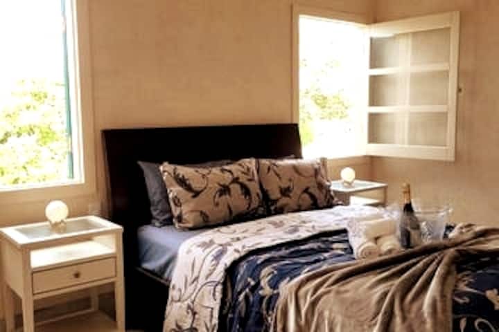 Suite 3, kwenye ghorofa ya pili ya nyumba. Safi sana, yenye meza za ubao wa kichwa, vivuli vya taa na kabati la uashi.