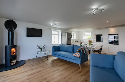 Successful Airbnb property: 3 bed house, balcony, parking, views. EV charger. in St. Ives