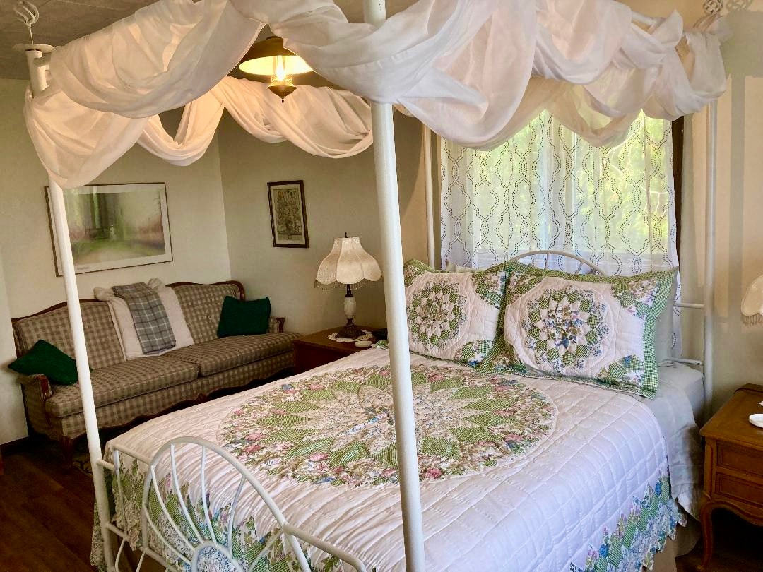 La suite del dormitorio principal junto a la sala de estar. 