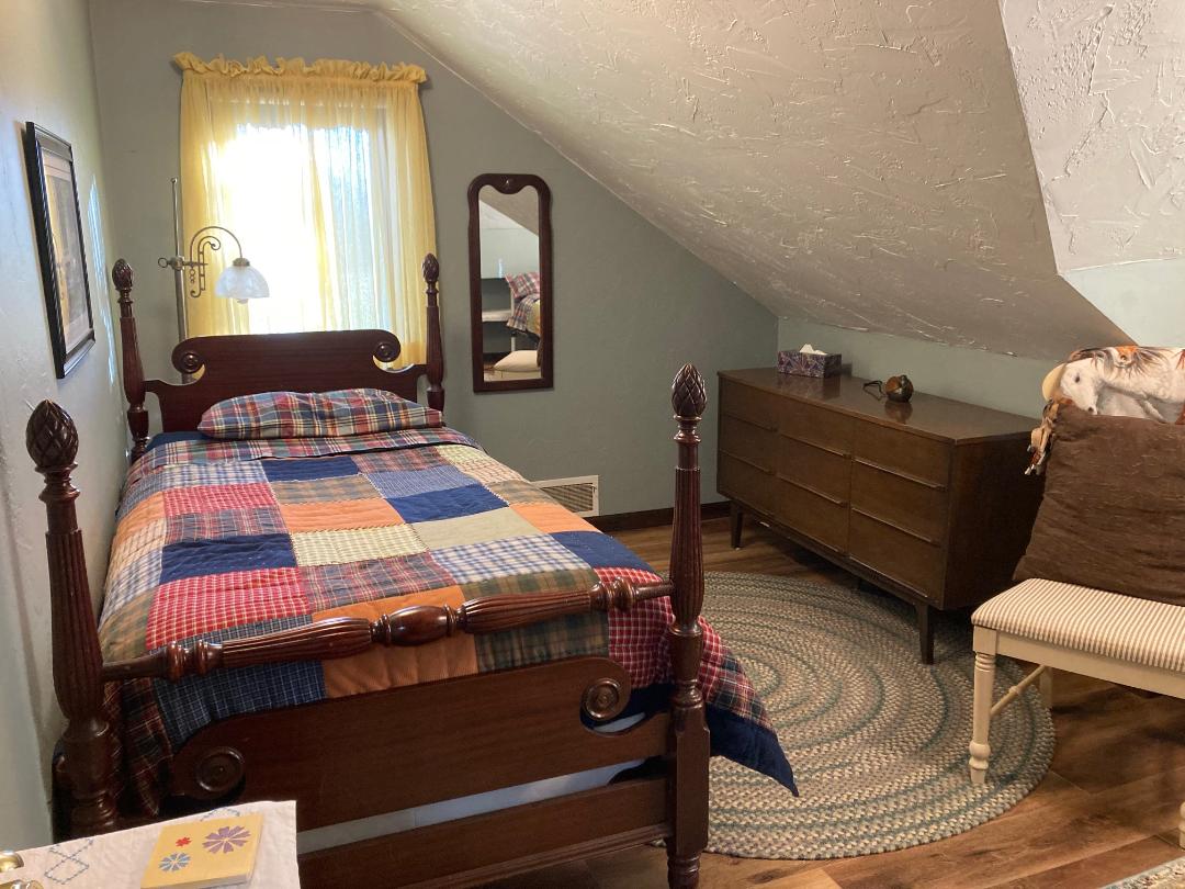 Este acogedor dormitorio tiene dos camas individuales. Baño al otro lado del pasillo. 