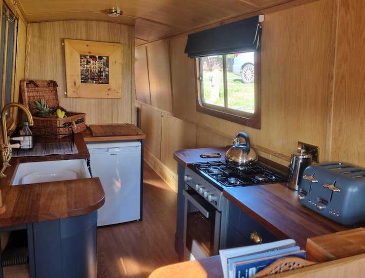 Narrowboat, The Mighty Oak is waiting for you Houseboats for Rent in