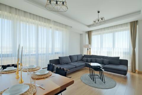 Mars - Charming Modern 2BR Apt w/ Gym & Parking