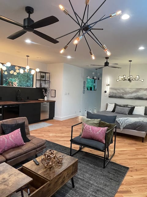 Top Airbnb: Designer Studio• Close to Downtown•Natural Light in Cedar Crest