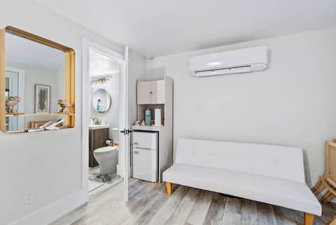 Popular Airbnb listing: "Sunshine House" Studio Farm Stay Overlook in Palm Beach Gardens