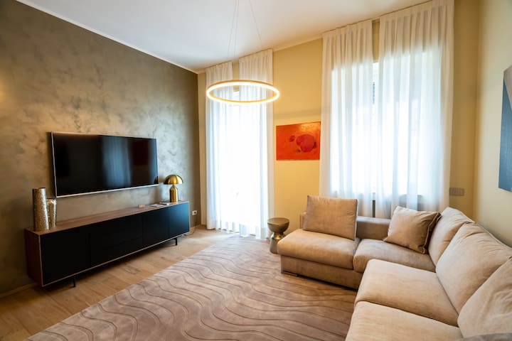 Bright 3 Bedrooms 3 Bathrooms – 8 Guests – Duomo