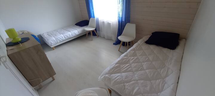 Poschodie, spálňa 1, deti, postele 190 x 90, obrazovka pri okne.