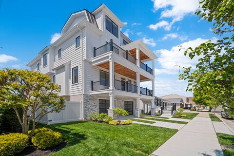 5 bed / 5 bath Margate oasis; pool & outdoor space