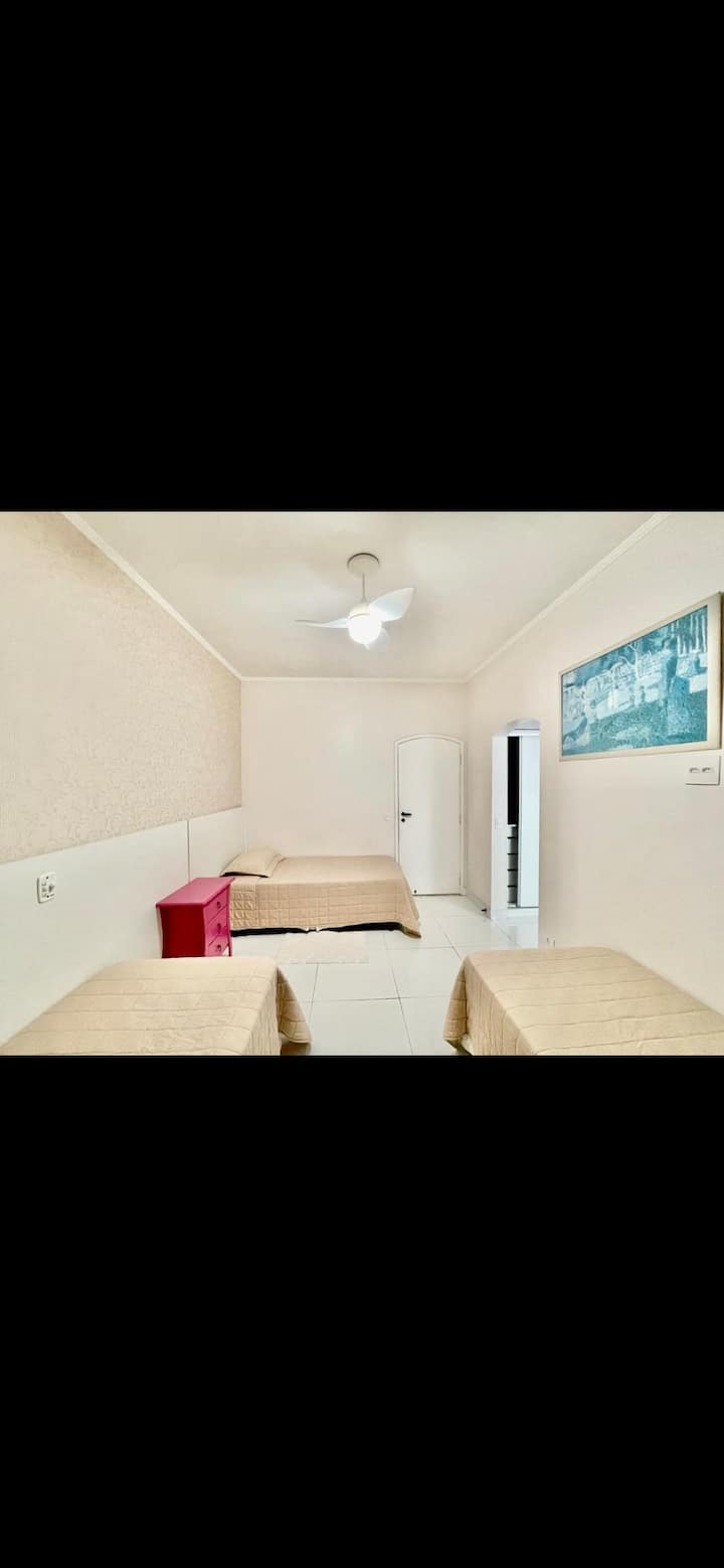 Suite c vitanda 3 vya mtu mmoja + kitanda 1 kilichojengwa ndani = jumla ya vitanda 4