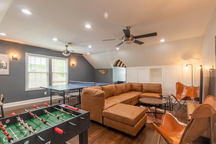 Detroit Beautiful Mansion W/playroom & Wi-fi - Detroit, MI