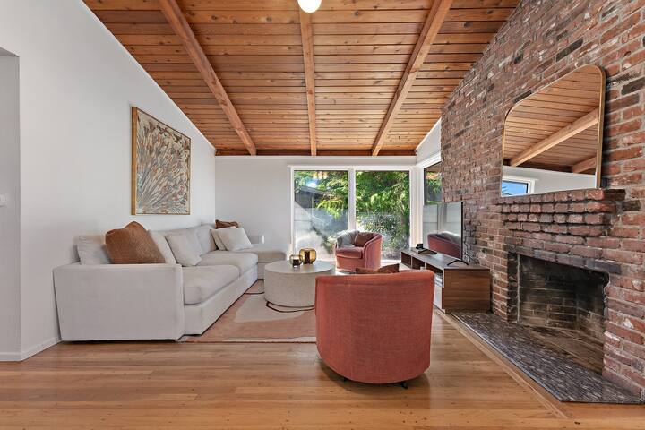 Mid-Century Modern Gem in PDX/LO gallery image 3
