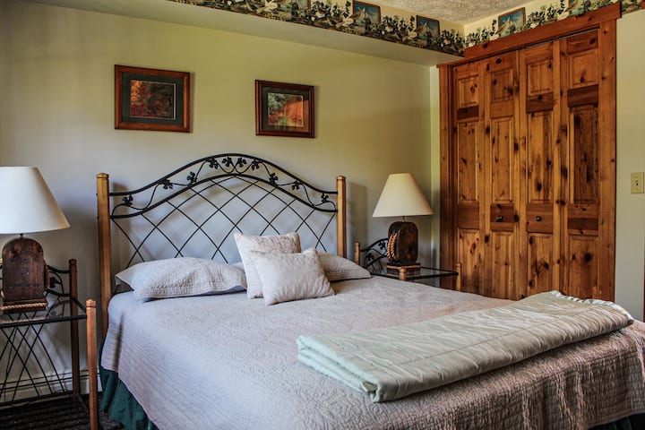 เตียงควีนไซส์ในห้องนอนชั้นหลัก