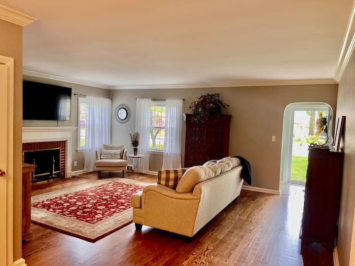 Charming Home Away From Home - エバンズビル, IN