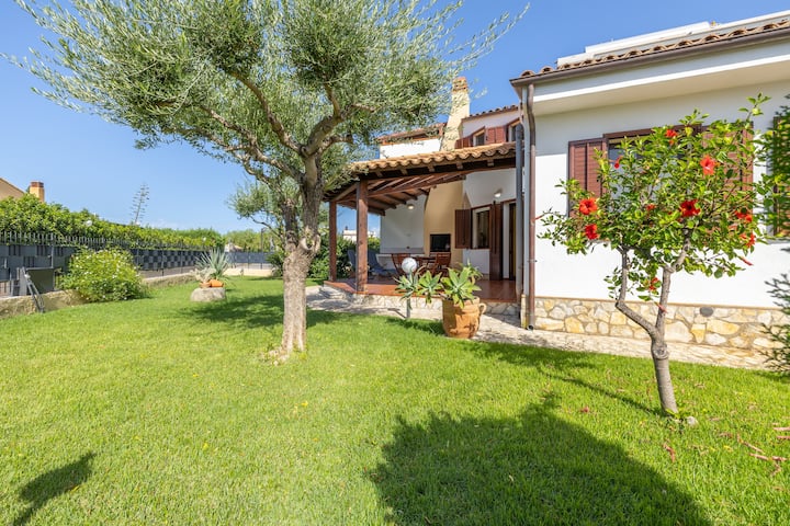 villecefalu. Garden and beach. 2 Bedrooms - Villas for Rent in Piana Calzata,  Sicilia, Italy - Airbnb