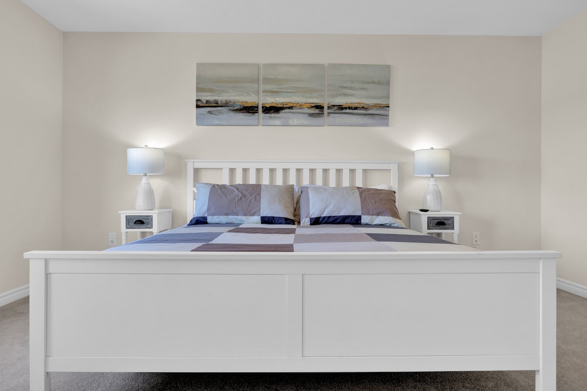 Chumba kikuu cha kulala chenye kitanda cha ukubwa wa kifalme na televisheni mahiri ya inchi 32 iliyo na usajili wa Netflix na kabati la nguo